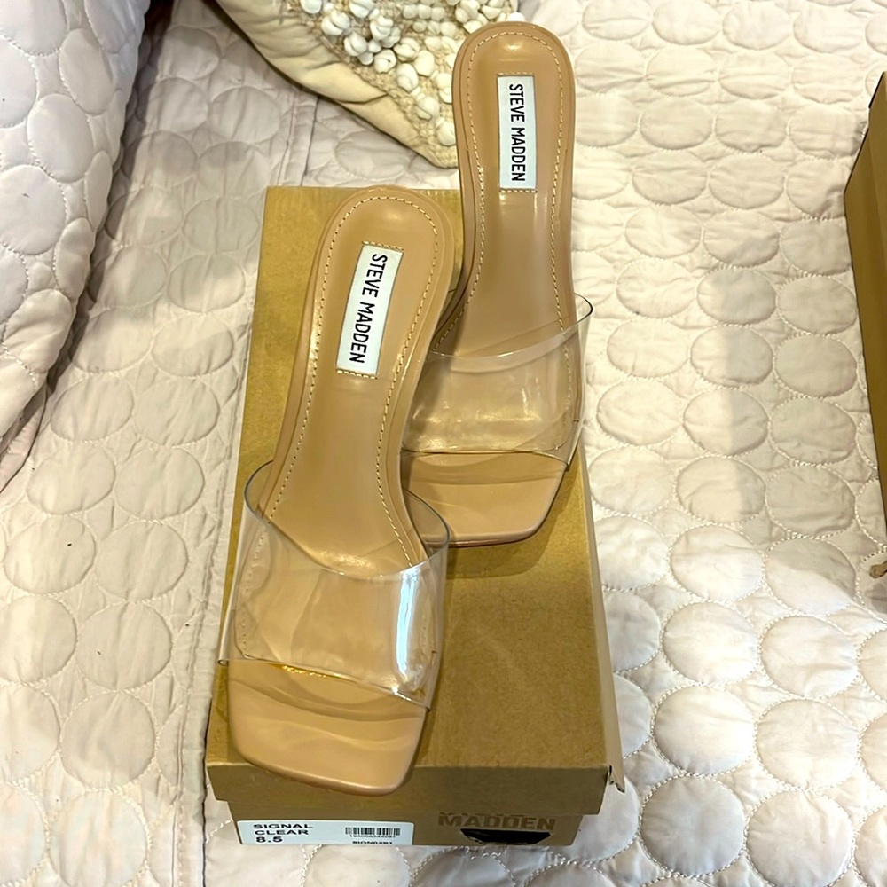 Like new! Worn no more than 5 times. Comes in original box!